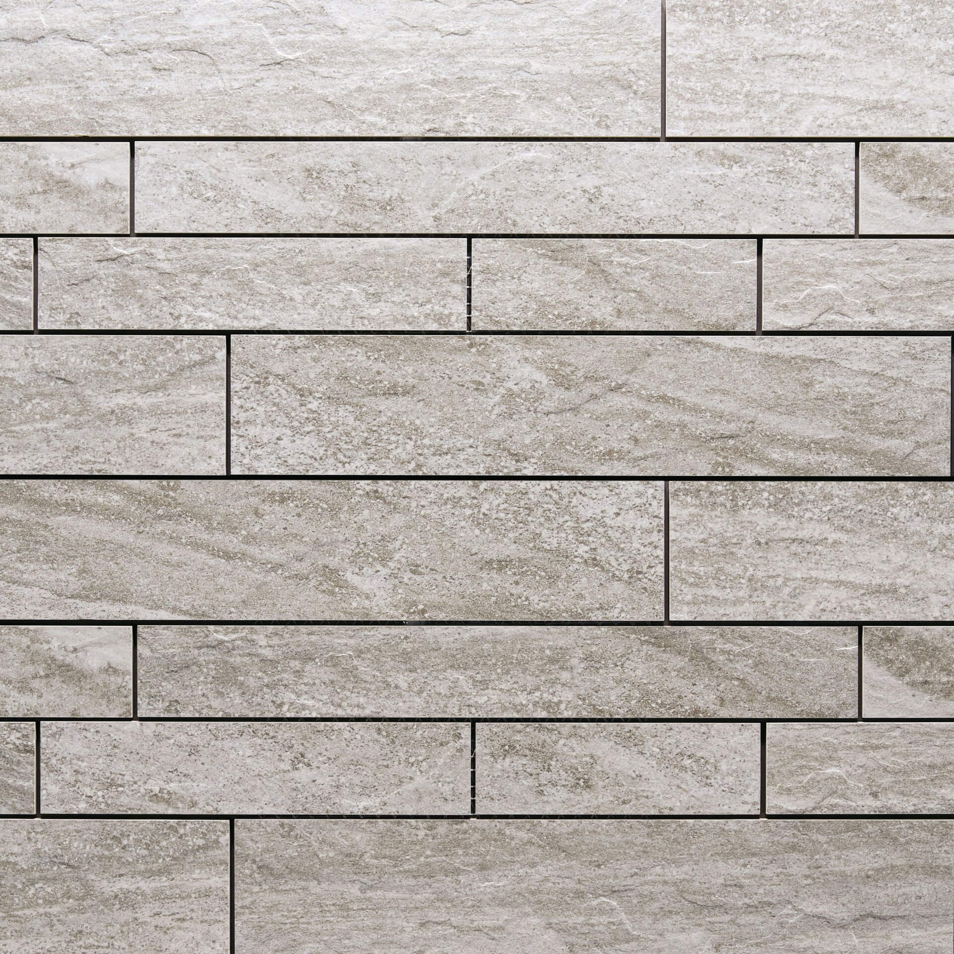 天然石調ボーダータイルを全面に使用した戸建住宅