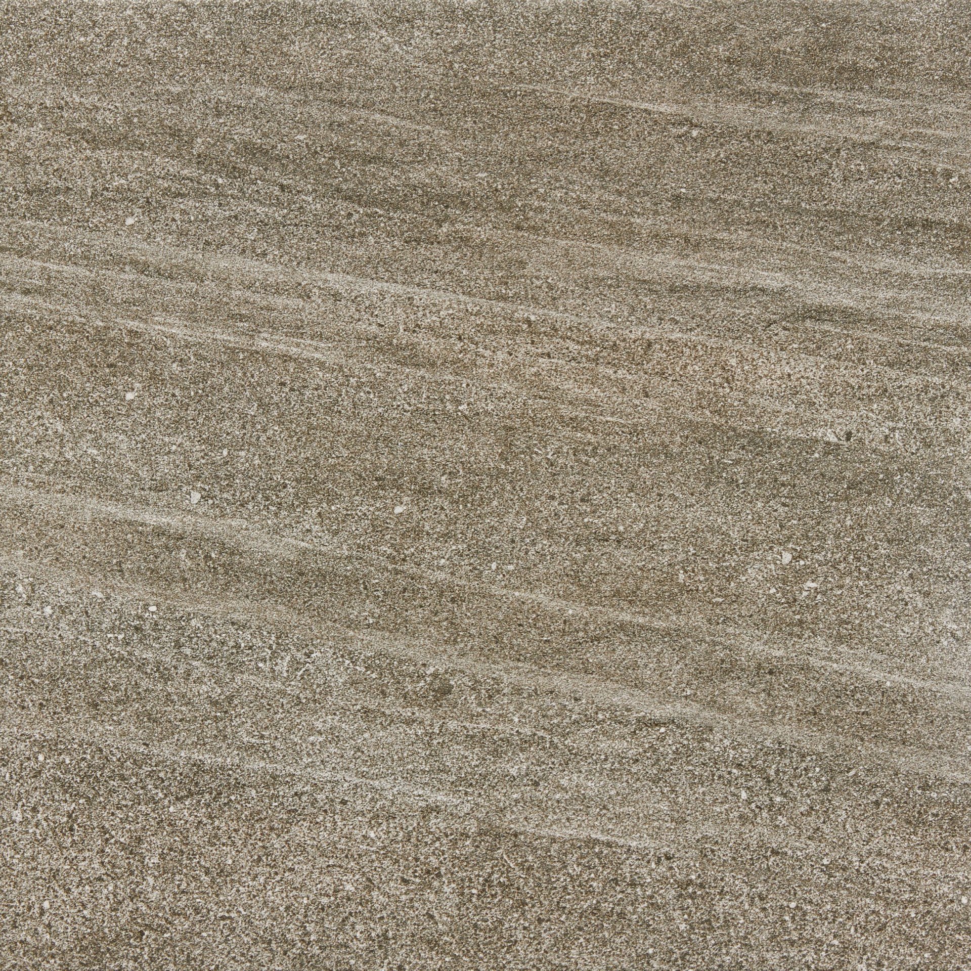 白の外壁と石目柄大判タイルの上品なコントラスト